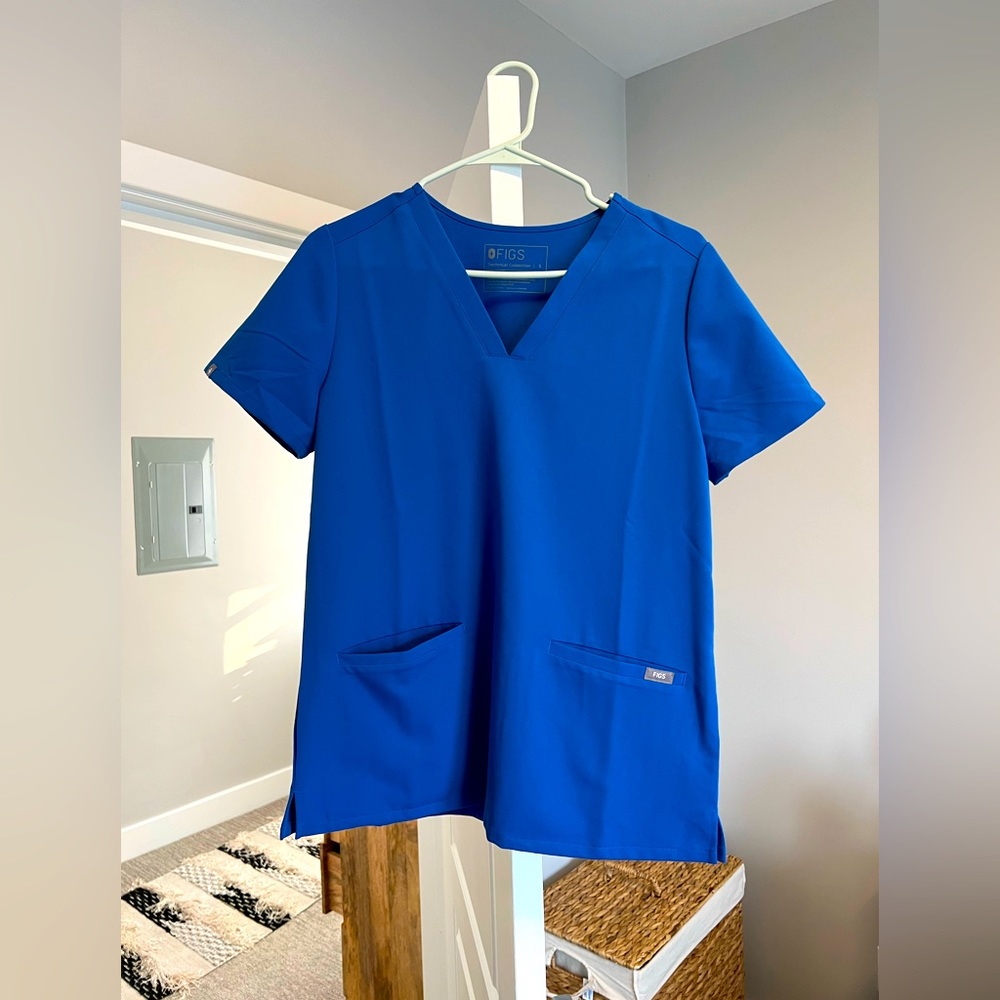 Women’s FIGS Casma 3 pocket scrub top in royal blue. Size small gently worn